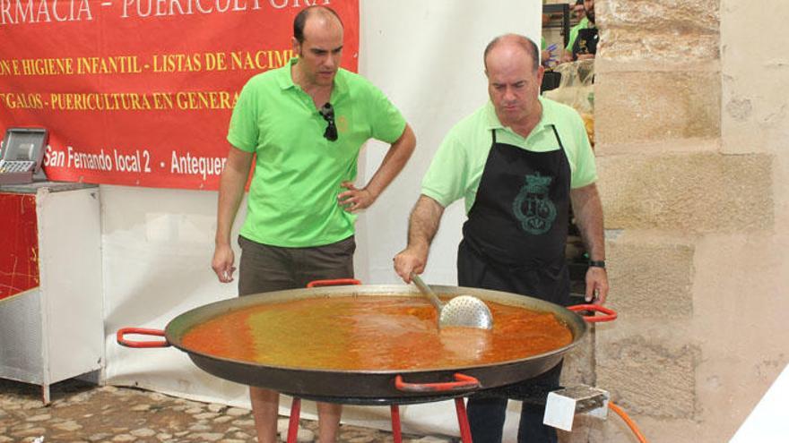 El alcalde, Manuel Barón, preparando una paella en la cofradía de Estudiantes.