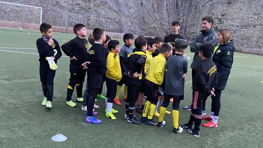 Los entrenadores del benjamín B hablando con los jugadores antes de iniciar el entrenamiento.