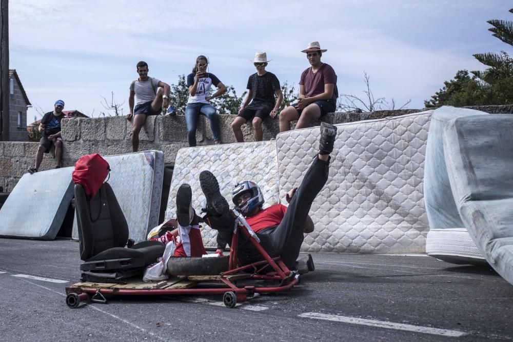 Cincuenta carros de bolas animan a toda velocidad las carreteras de Valladares ante una multitud de espectadores.