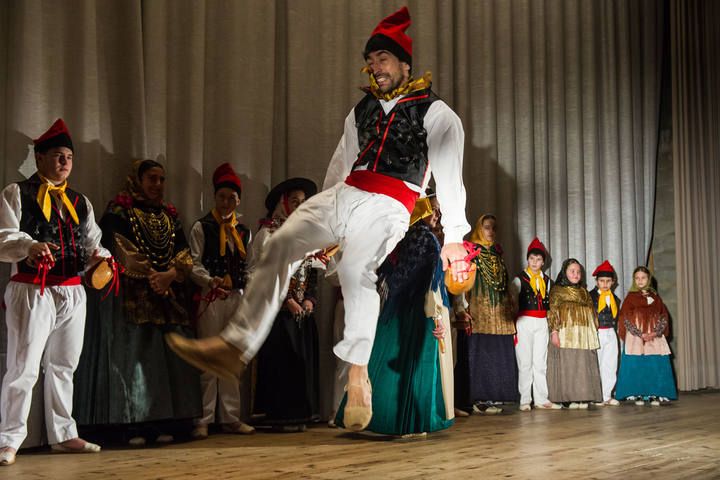 Más de 200 personas disfrutaron ayer de la 35 edición del Festival de balls, música i cançó popular de la nostra terra, que se celebró un año más en el cine Regio, en Sant Antoni.