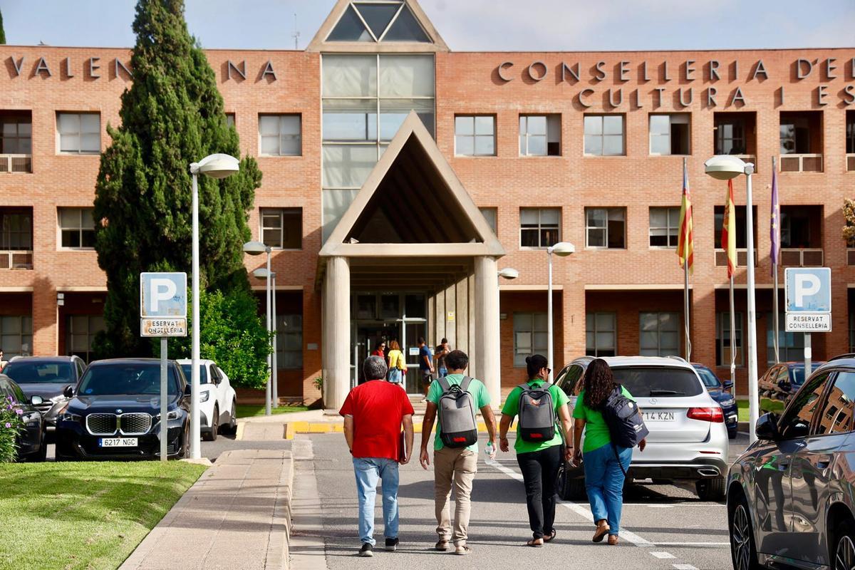 Negociadores de los sindicatos llegando a la Conselleria de Educación este jueves para la negociación