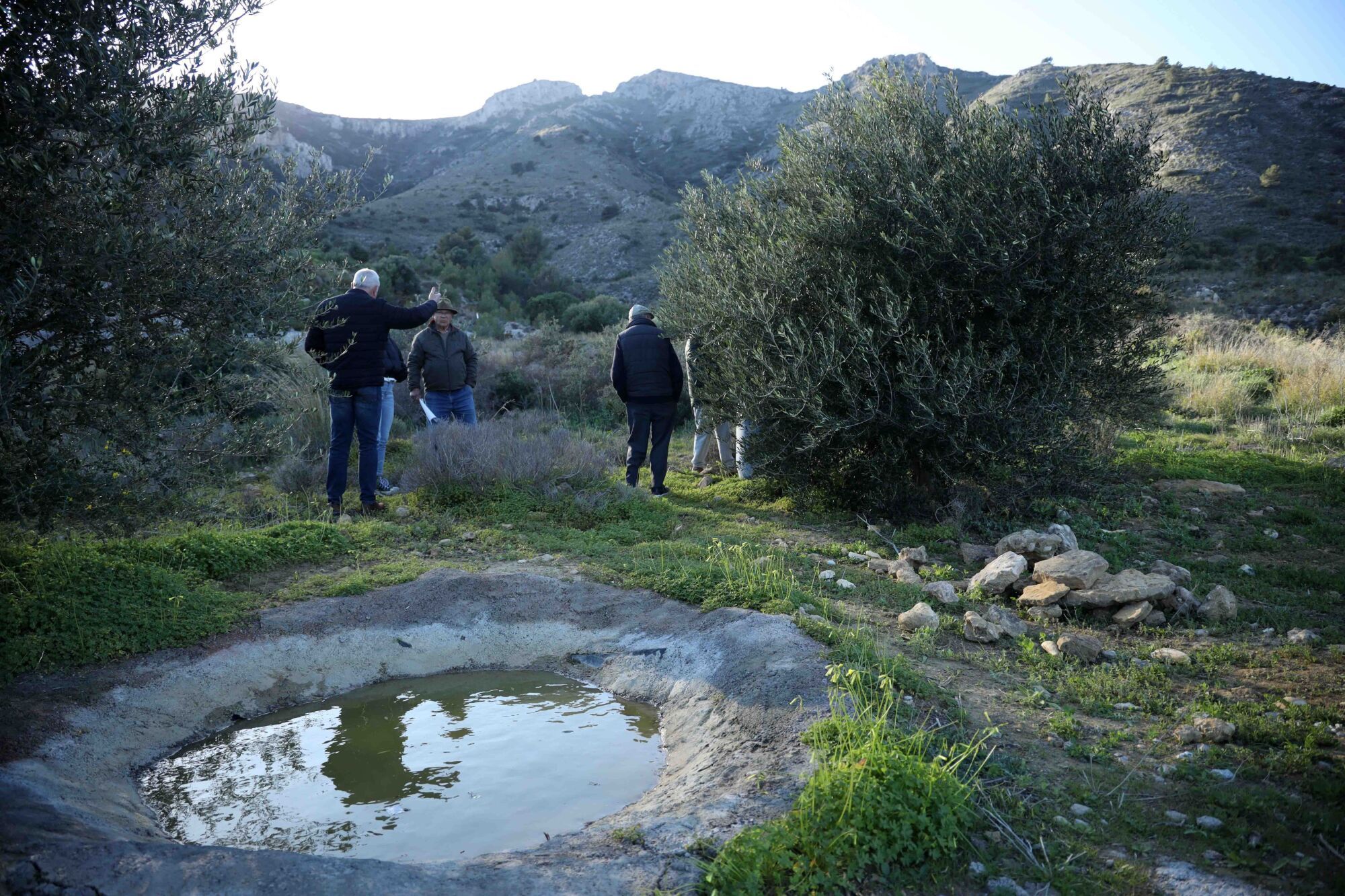 Los cazadores de Málaga habilitan abrevaderos y comederos para frenar la bajada de jabalíes a las urbes