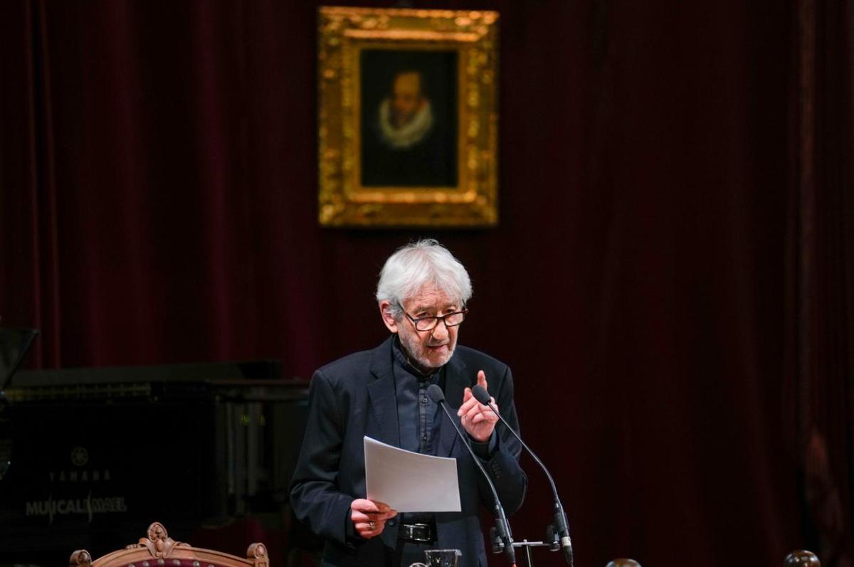 José Sacristán lee fragmentos del discurso que en su día preparó Machado para ingresar en la RAE, pero que nunca llegó a leer.