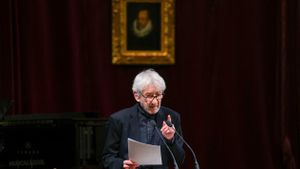 José Sacristán lee fragmentos del discurso que en su día preparó Machado para ingresar en la RAE, pero que nunca llegó a leer.