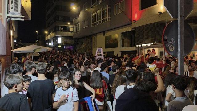 El ambiente, en Cangas, tras la victoria en semifinales con Dj Michi en el Hollywood. | FDV