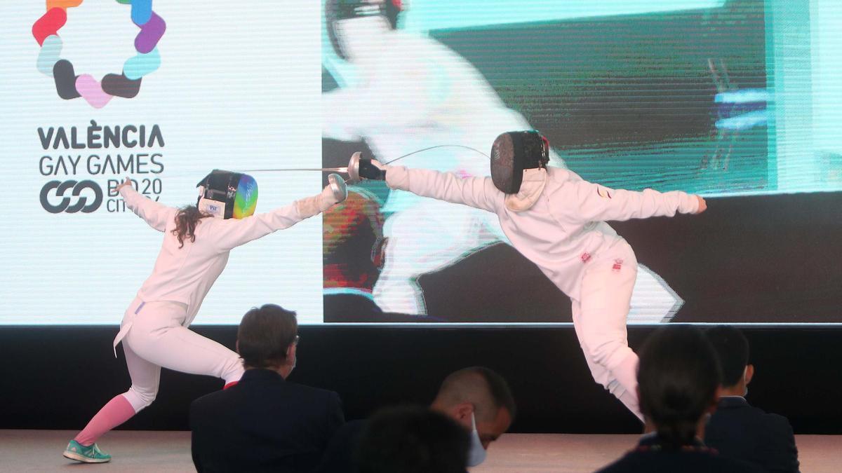 Muestra de esgrima de los Gay Games.