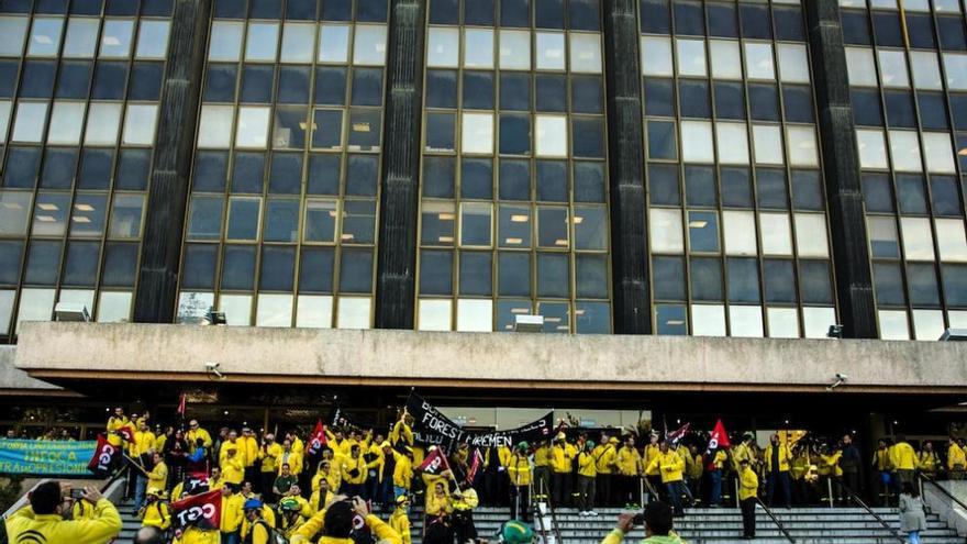 Varios de los bomberos Forestales del Plan Infoca durante la concentración que han realizado esta mañana a las puertas de la consejería de Medio Ambiente en Málaga para denunciar despidos, recortes presupuestarios para el 2014, y mala gestión.