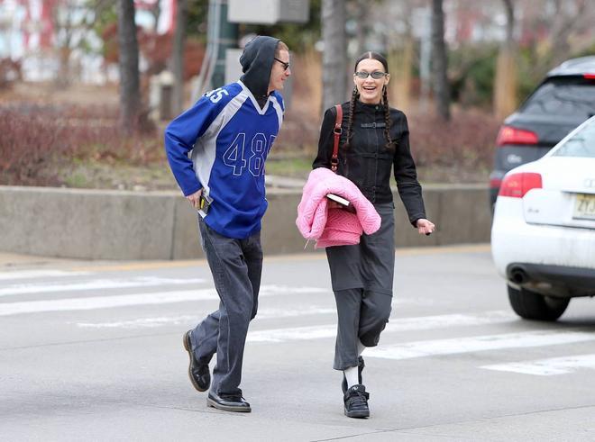 Bella Hadid junto a su novio Marc Kalman