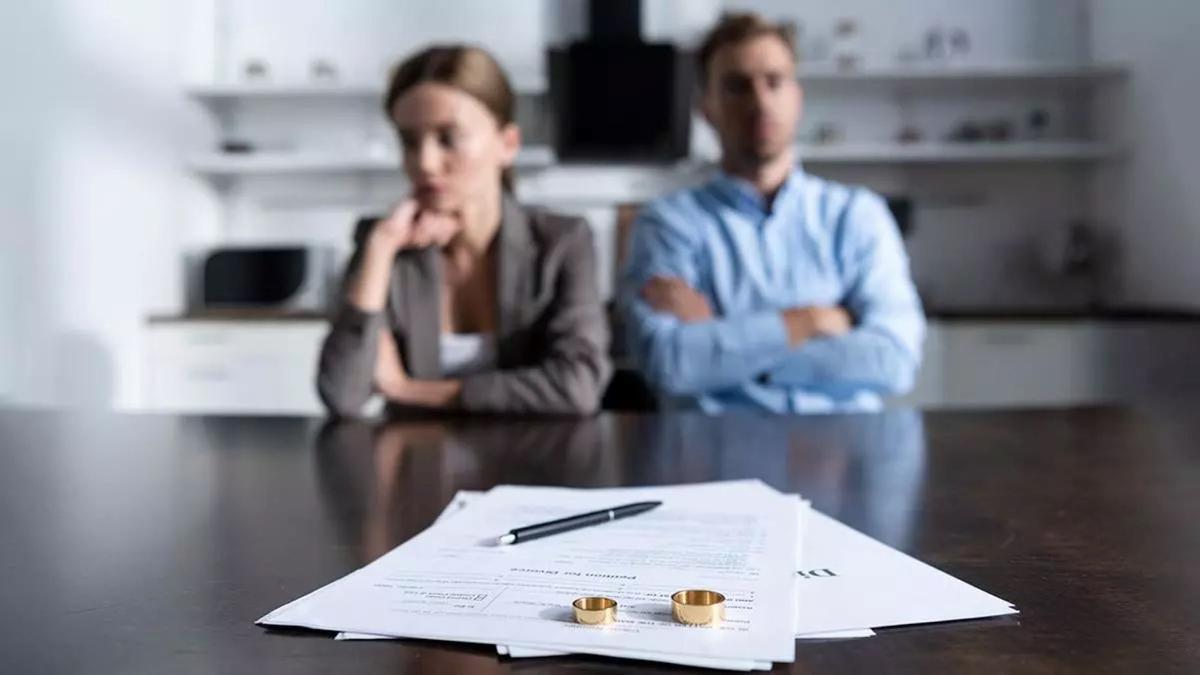 Una imagen de una pareja que decide iniciar los trámites de divorcio.