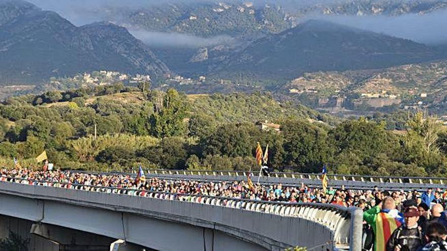 Participants de la marxa que va sortir de Berga caminant per l&#039;autovia C-16, al viaducte de Cal Rosal, en direcció sud, el 16 d&#039;octubre