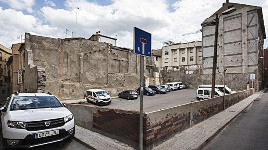 Un dels aparcaments del carrer de la Dama de Manresa, on s&#039;han fet obres per rebaixar el mur