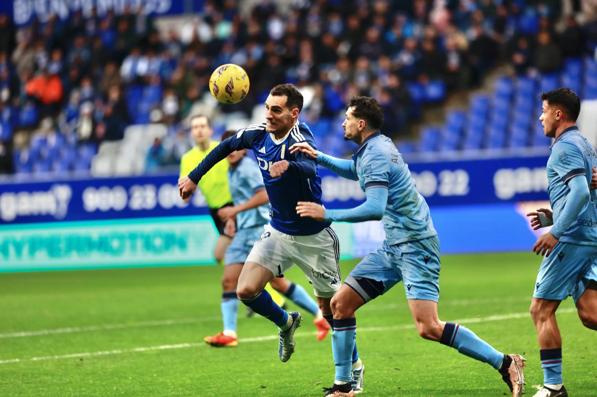 EN IMÁGENES: Ambiente y partido de un Real Oviedo-Levante pasado por agua