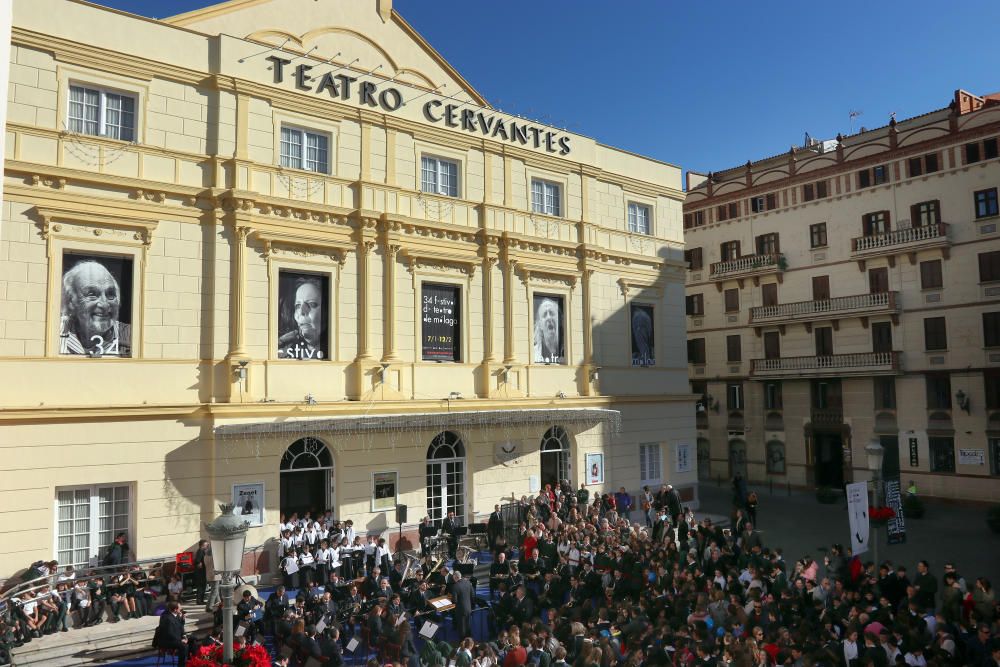 Mil niños de la Fundación Victoria, la Banda Municipal de Málaga y la Escolanía del Corpus Christi ofrecen un concierto navideño frente al teatro malagueño.