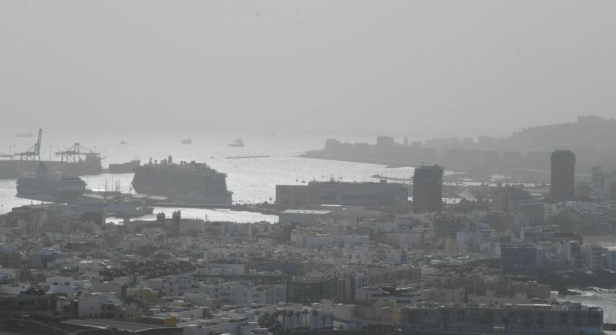 Vista de la capital y el puerto bajo la calima de este sábado. | | JUAN CASTRO