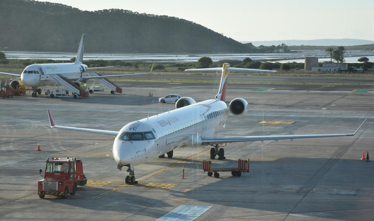 Aviones en la plataforma de estacionamiento del aeropuerto de Ibiza.
