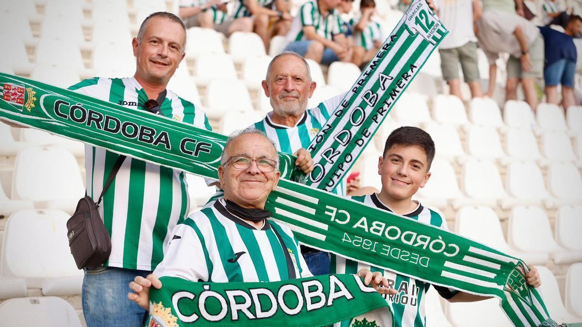 Socios del Córdoba CF, animando a los de Iván Ania en su duelo de despedida ante el Huesca.