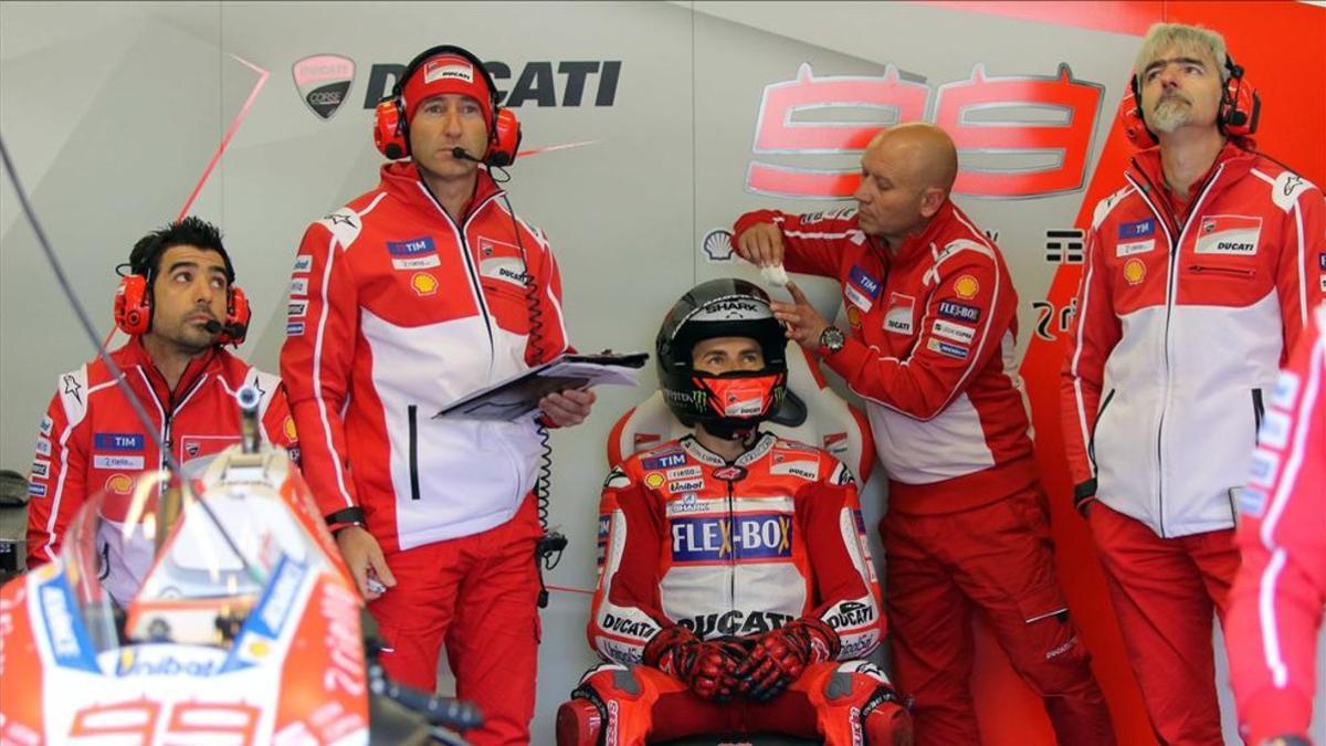 Lorenzo, rodeado de su equipo en el box de Ducati