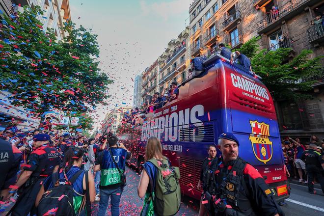 ¡De locos! Las mejores imágenes de una ciudad entregada al Barça