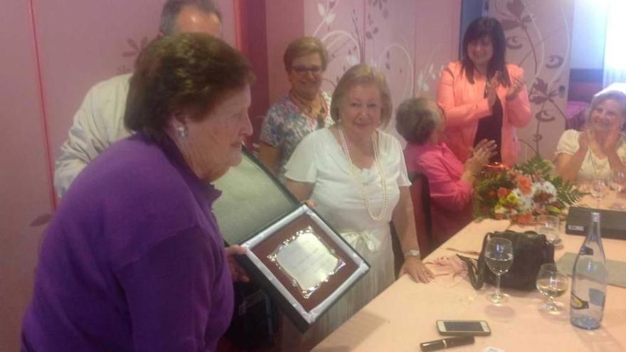 Albandi homenajea a sus mayores con una comida y un baile