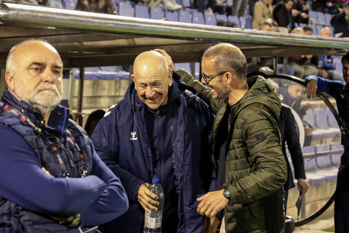 Beto Company saluda de manera cariñosa a Claudio Barragán, en el derbi disputado en el Rico Pérez.