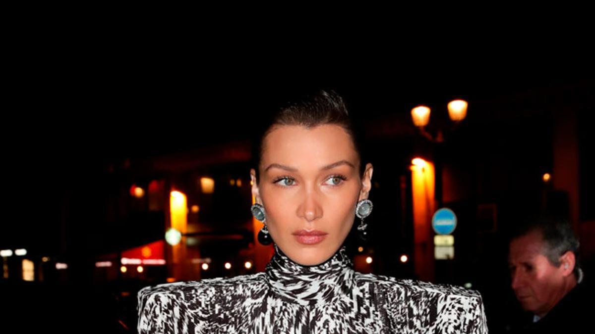 Plano americano Bella Hadid con vestido con hombreras de cebra