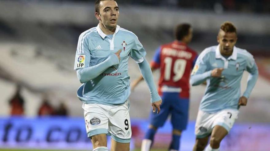 Aspas se señala el escudo después de marcar el tercer gol del Celta. // Adrián Irago