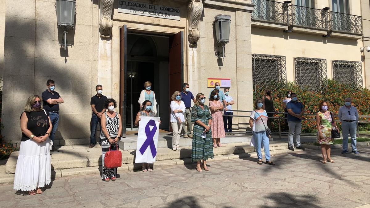 Imagen del minuto de silencio llevado a cabo ayer.