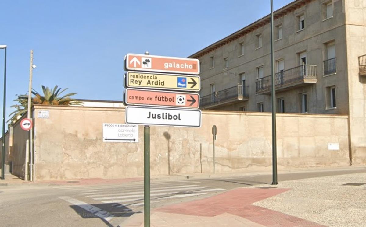 Cartel en el acceso al barrio rural de Juslibol.