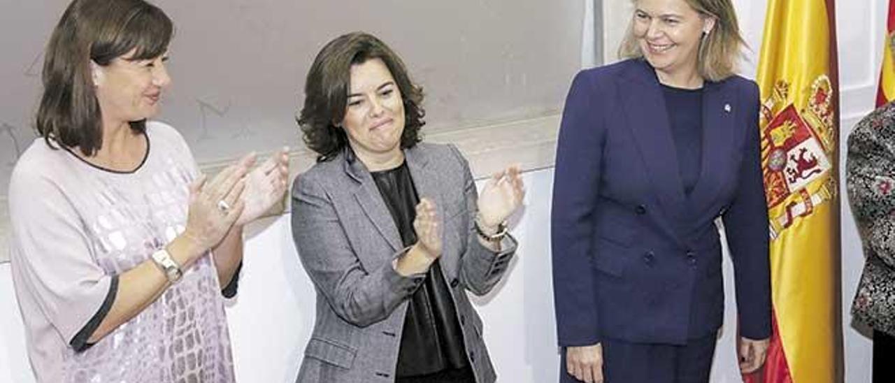 La vicepresidenta Soraya Sáenz de Santamaría, flanqueada por la presidenta Armengol y la delegada del Gobierno, Maria Salom.