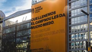 Piqué imita a Laporta y cuelga una pancarta: “Que llenemos el Camp Nou les da mucho miedo”