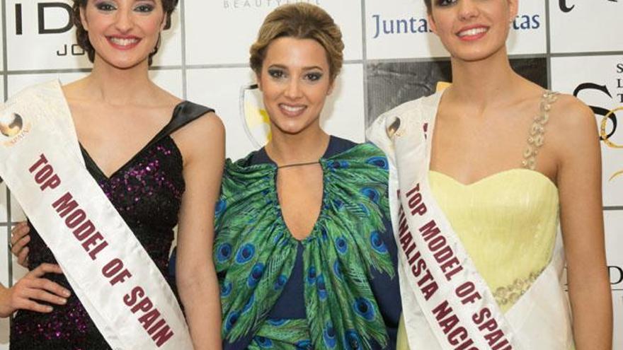 Corina Randazzo con la ganadora y una de las finalistas del concurso.