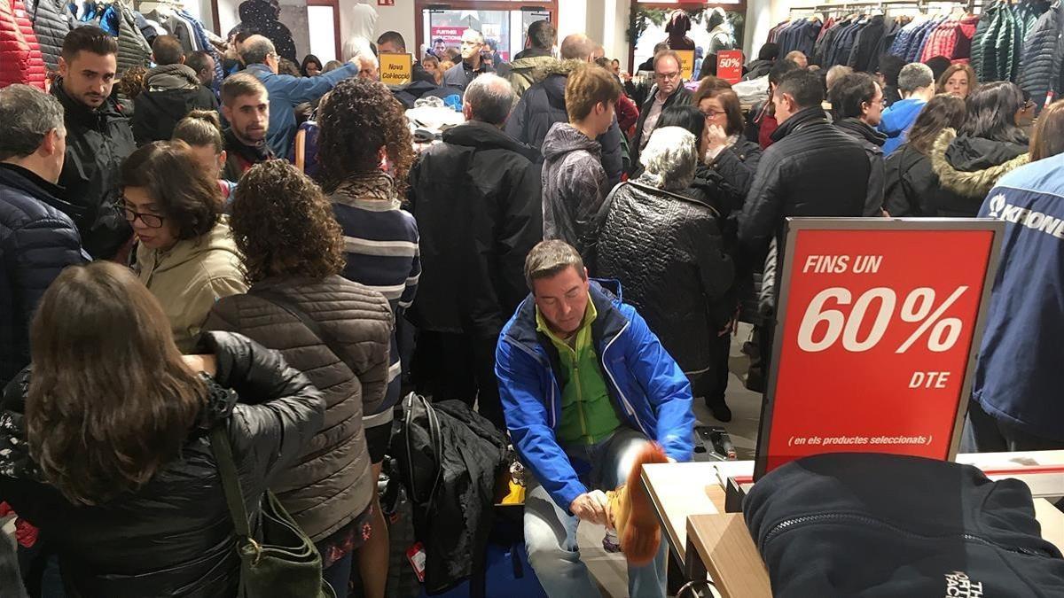 Inicio de las rebajas en el centro comercial de La Roca Village.