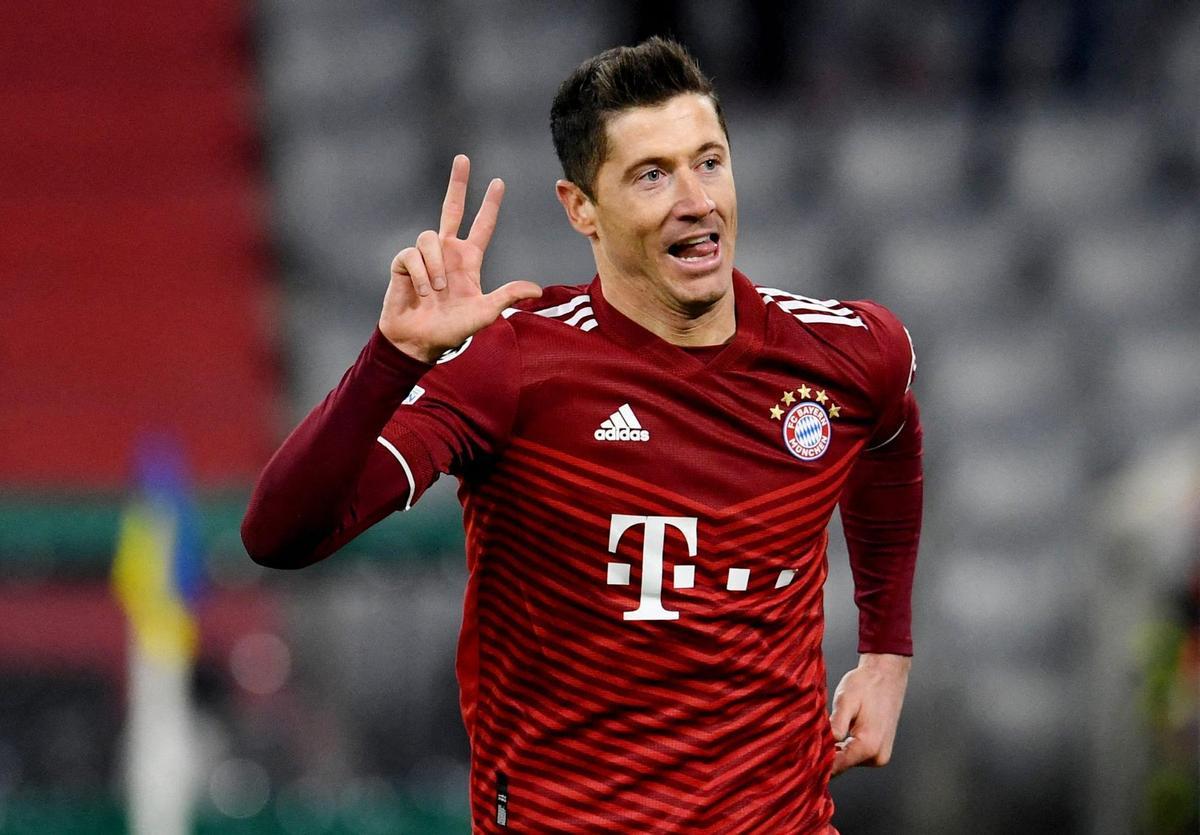Robert Lewandowski celebra con el Bayern un triplete marcado al Salzburgo.