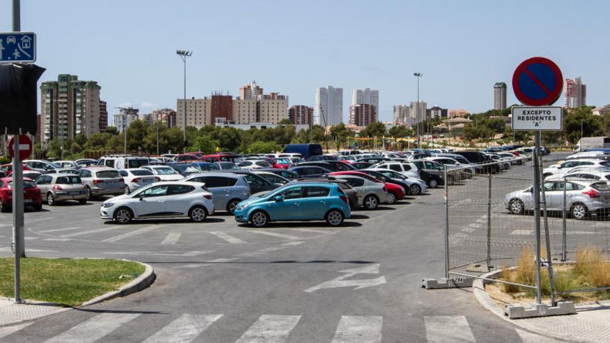 Imagen del aparcamiento para residentes de Foietes con la señal indicativa a la entrada.