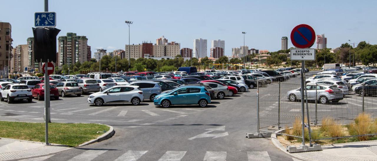 Imagen del aparcamiento para residentes de Foietes con la señal indicativa a la entrada.