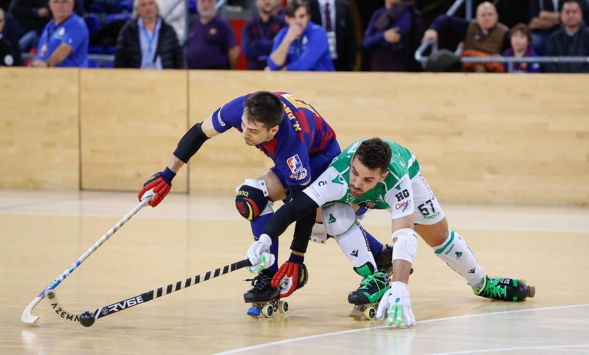 Platero lucha por una bola con Matías Pascual en un Barça-Liceo