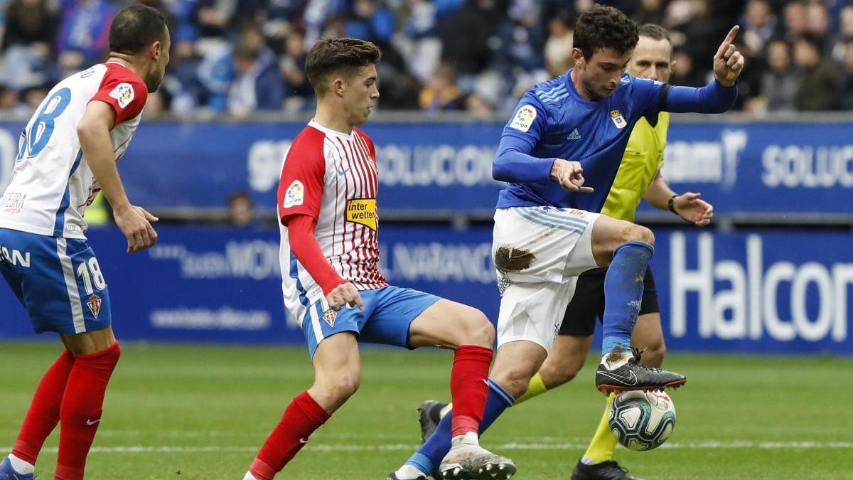 Una acción del último derbi entre Oviedo y Sporting.