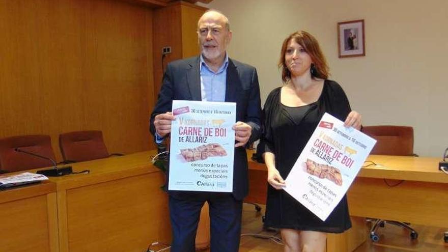 El alcalde y la edil Cristina Cid muestran el cartel del evento. // FdV