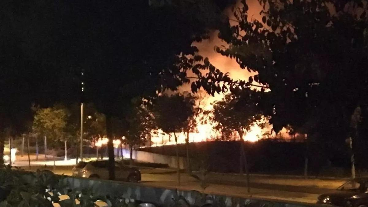 Uno de los incendios ocurridos en viviendas de El Brillante, en 2020, en una imagen grabada por los vecinos.