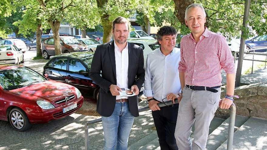 José López Campos, con los candidatos populares Alberto Blanco y Juan Constenla. // Bernabé/J.C. Asorey