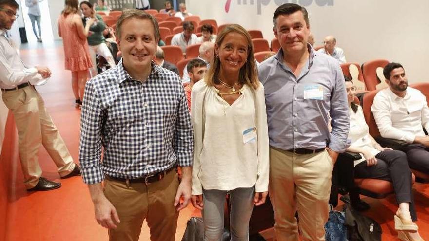 De izquierda a derecha, Miguel Porría Vigón, Lucía García Linares y Alfonso Fernández, ayer, en Gijón.