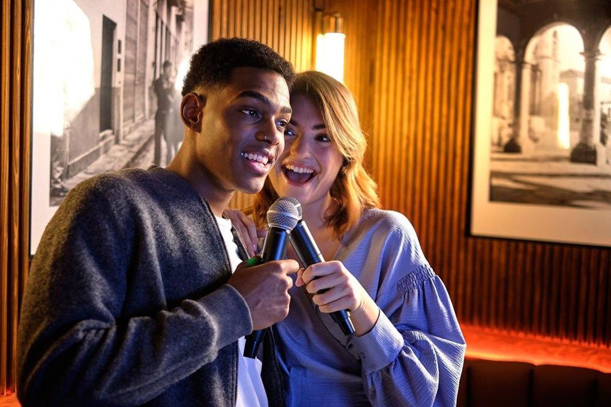 Pareja cantando en Bam Karaoke Box