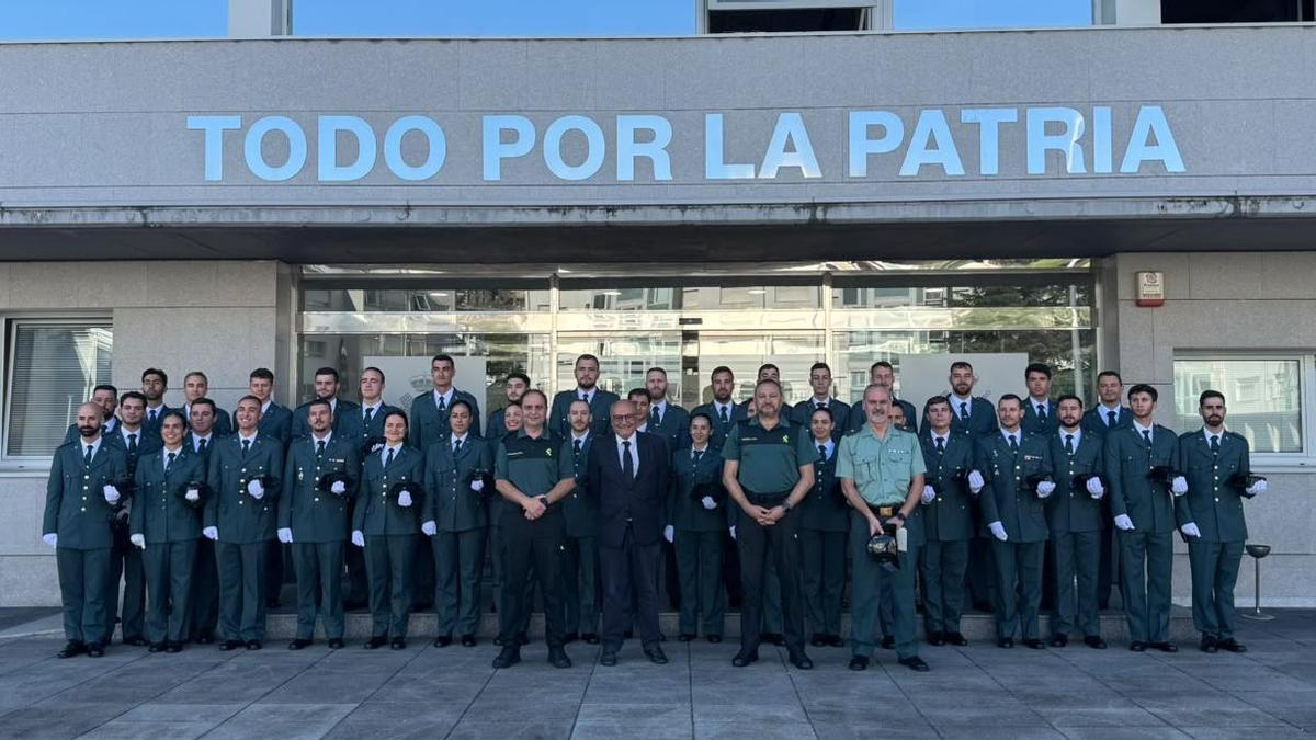Abel Losada junto a Manuel Touceda y los 37 nuevos efectivos de la Guardia Civil.
