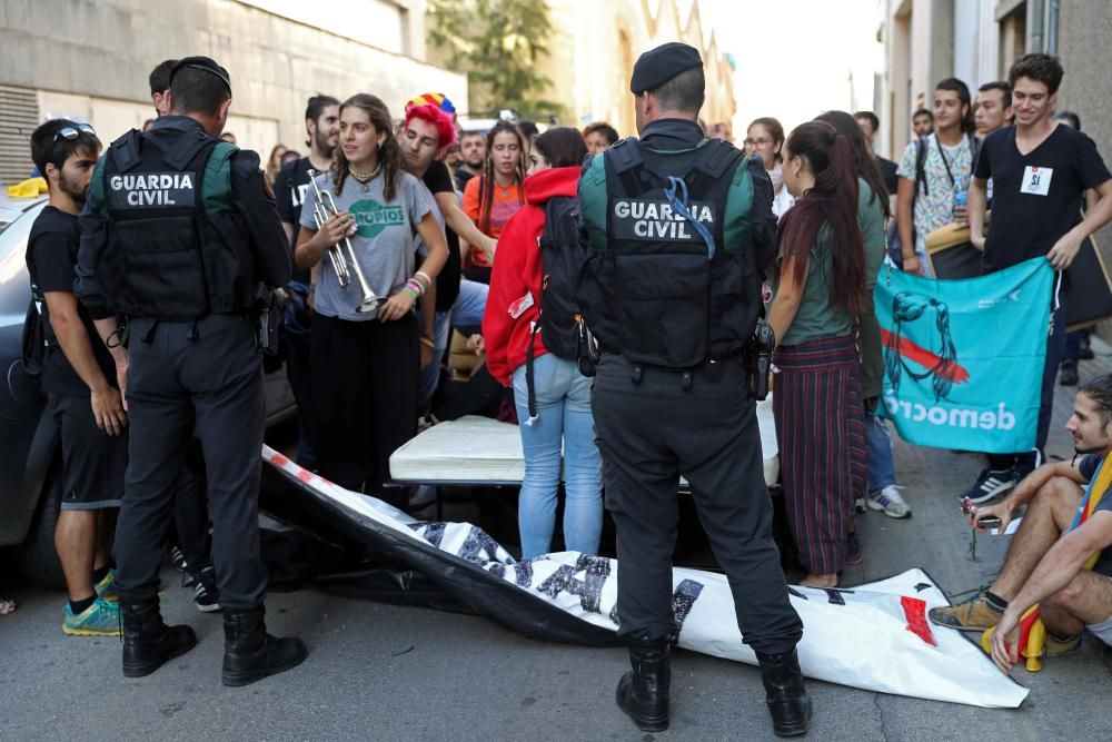 Resistència pacífica davant d'Unipost a Terrassa