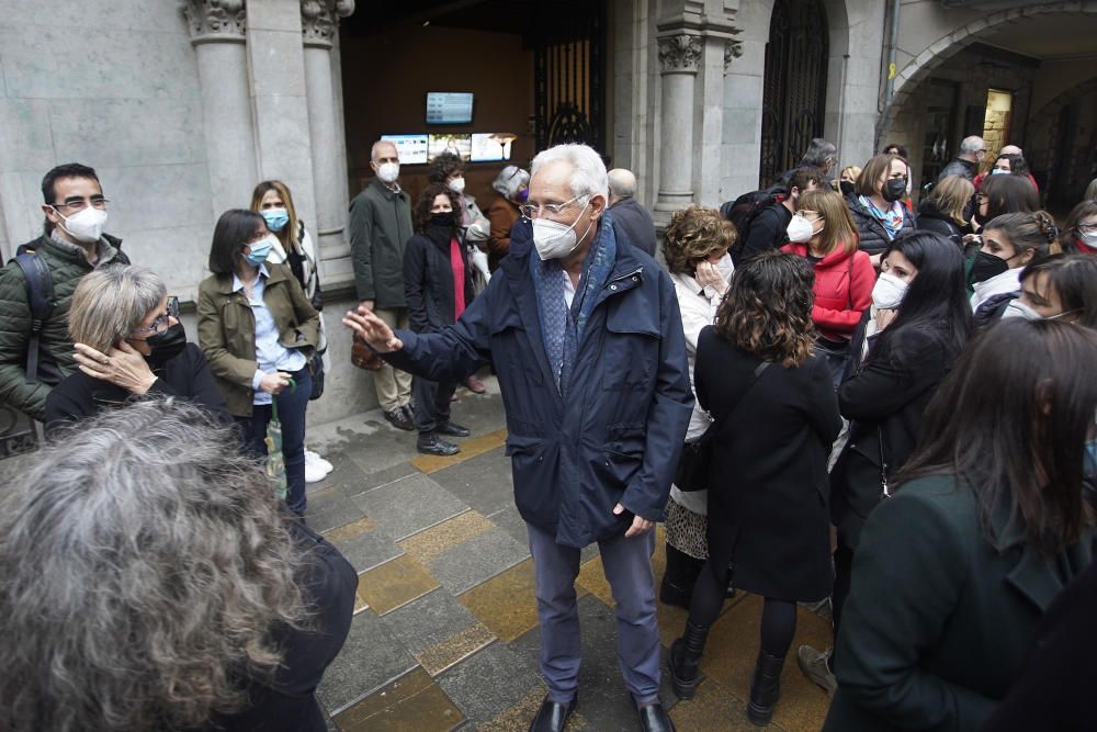 Companys, amics i familiars acomiaden en un acte sorpresa a l'interventor municipal