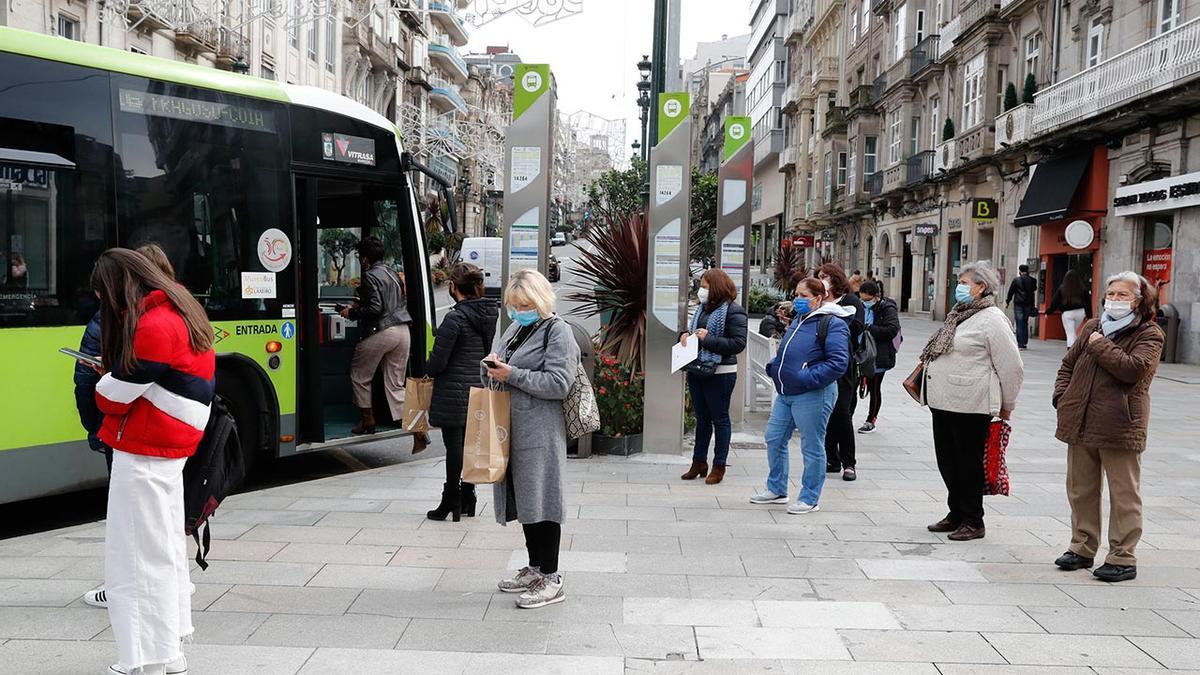 Parada de Vitrasa de la Farola de Urzáiz, ayer.