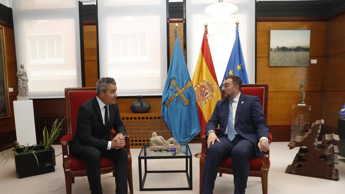 Por la izquierda Josep Maria Recasens y Adrián Barbón