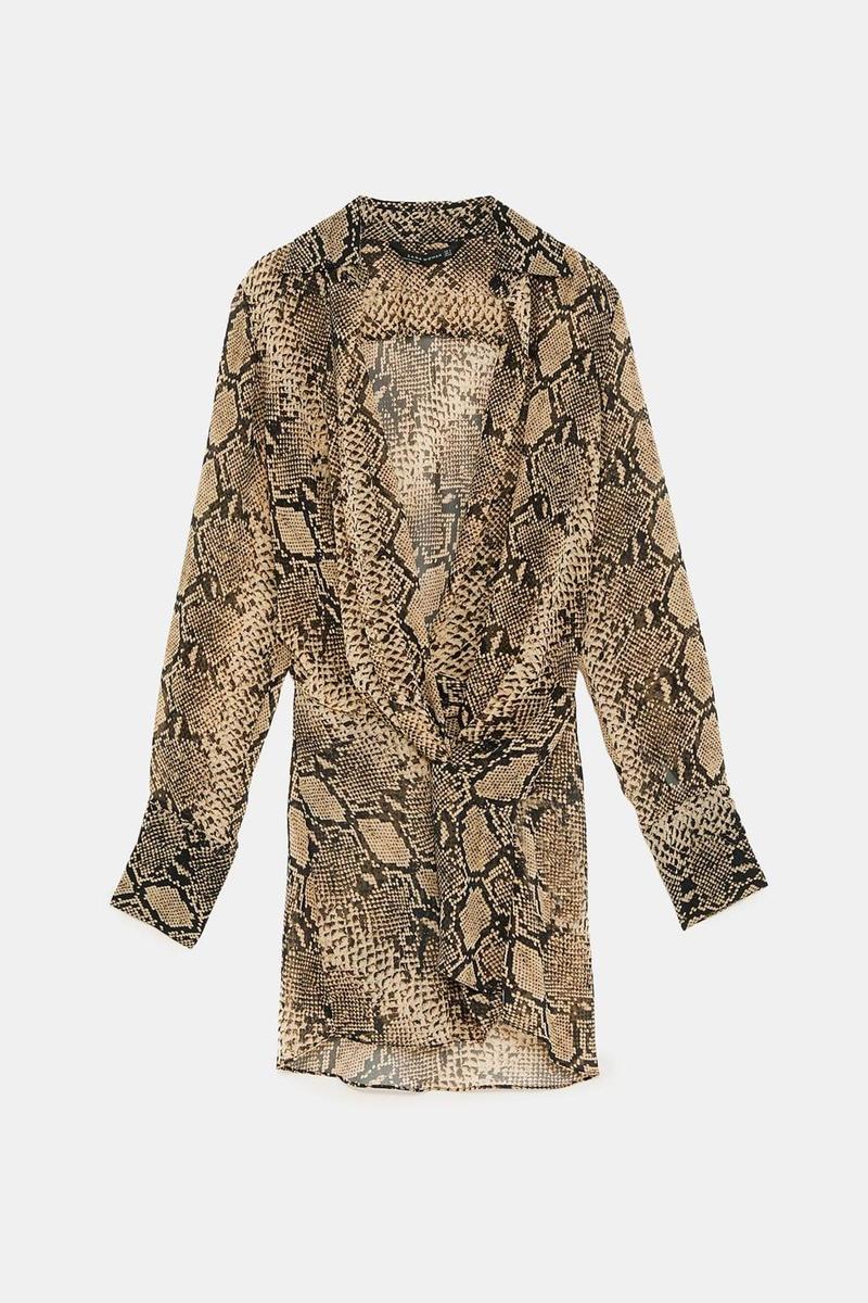 Blusa con estampado de serpiente de Zara. (Precio: 39, 95 euros)