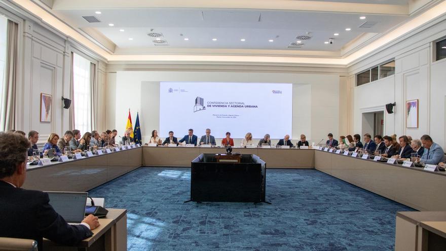 El Gobierno rebaja el tono en materia de vivienda con las comunidades del PP y promete premios a las que cumplan
