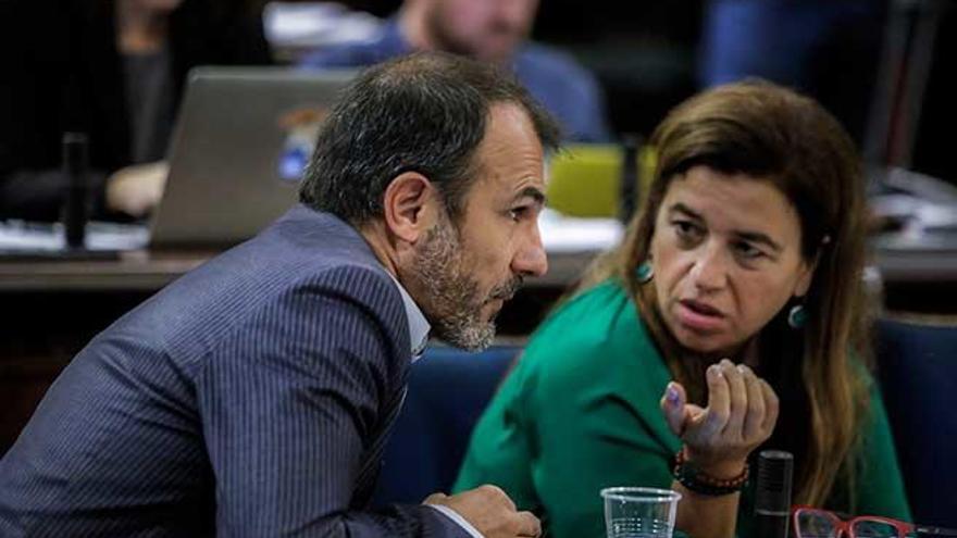 Barceló y la portavoz del Govern, Pilar Costa, ayer en el pleno del Parlament.